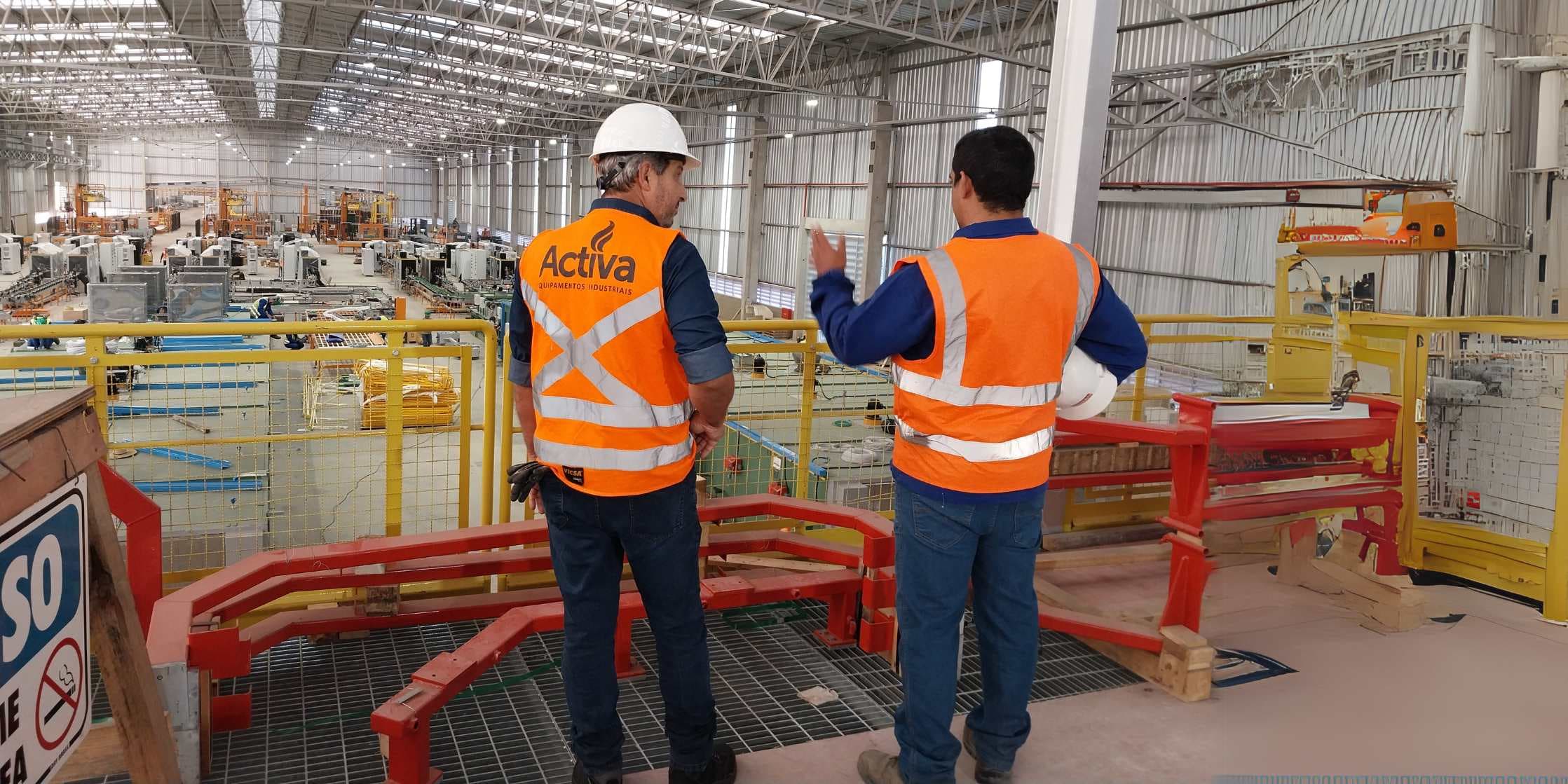 Equipe Activa em plataforma industrial supervisionando a operação fabril