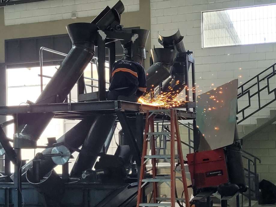 Técnico Activa em soldagem e montagem de equipamento industrial