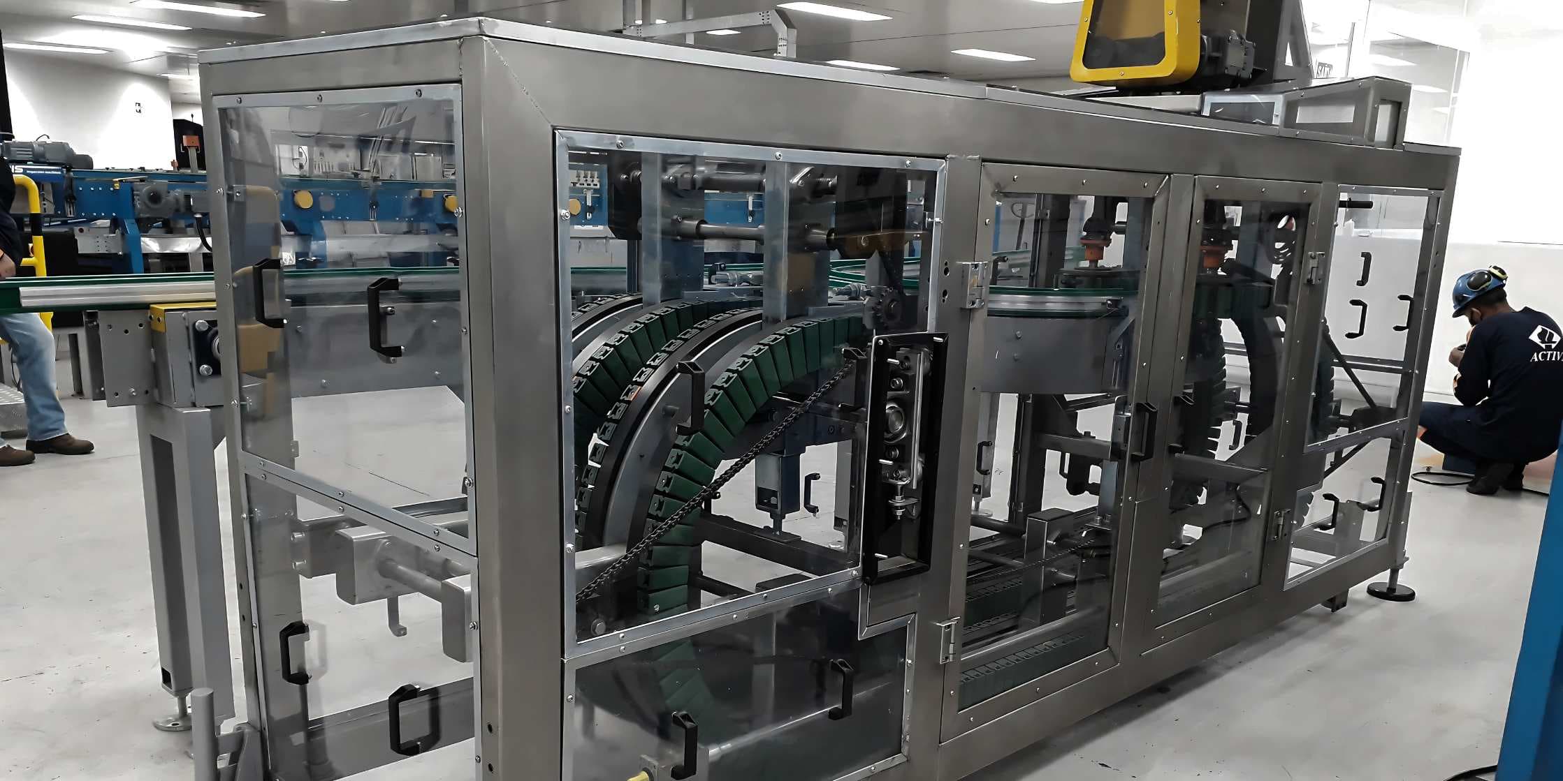 Máquina industrial com esteira modular e proteção em aço inox