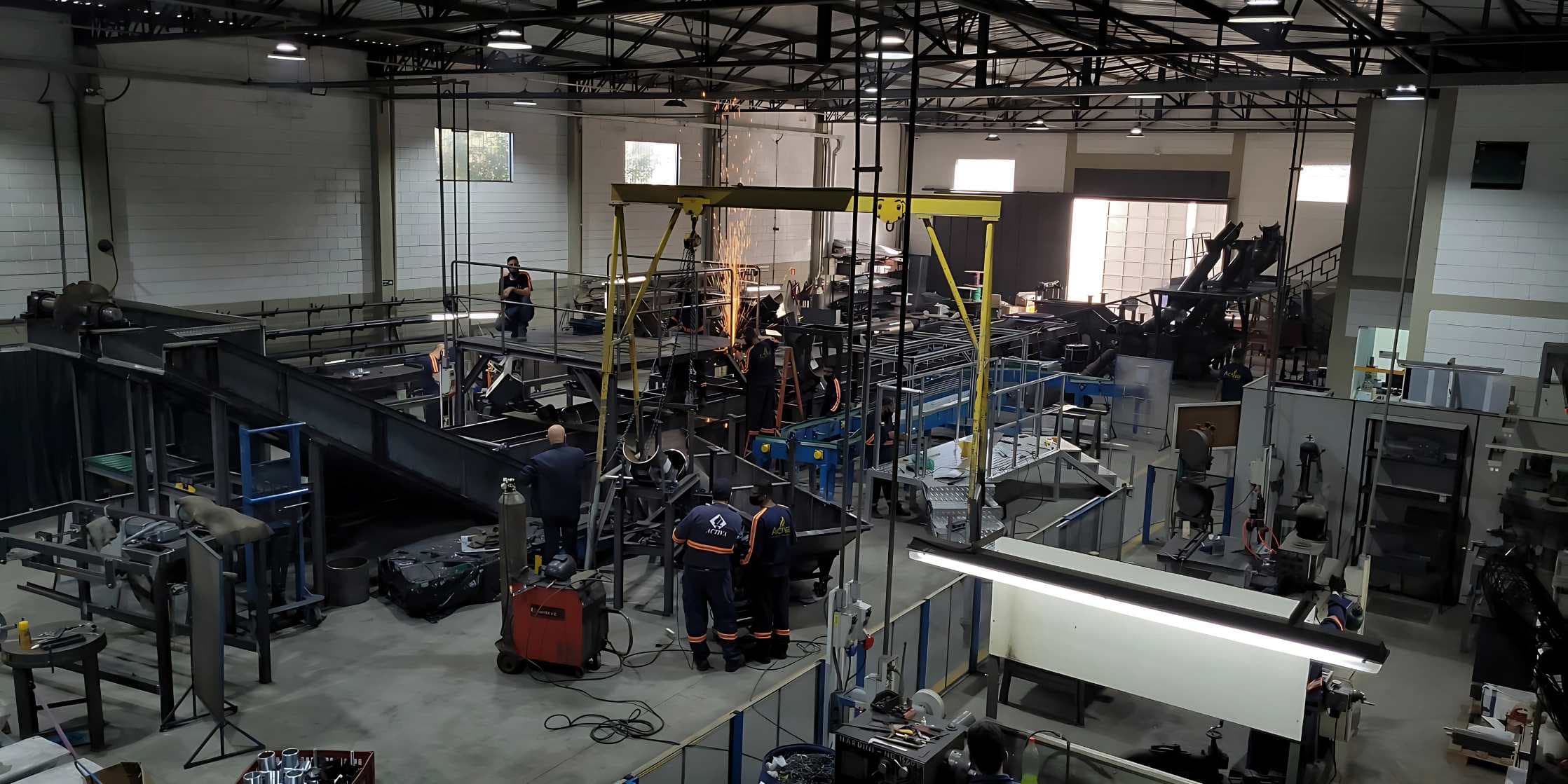 Oficina da Activa com equipe em operação de fabricação industrial